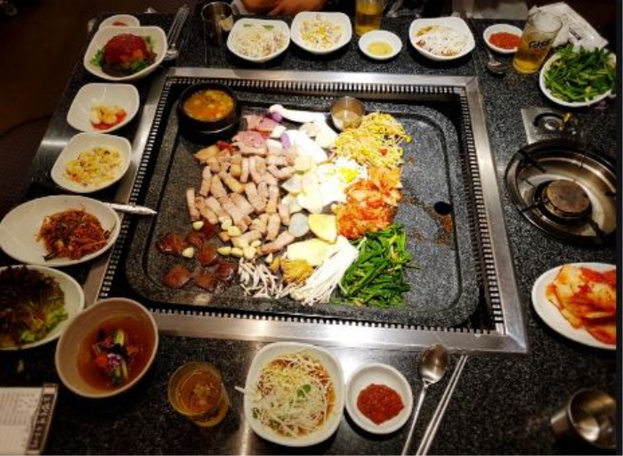 “돌판”으로 유명한 잠실새내맛집, 손님들 인기끌어.