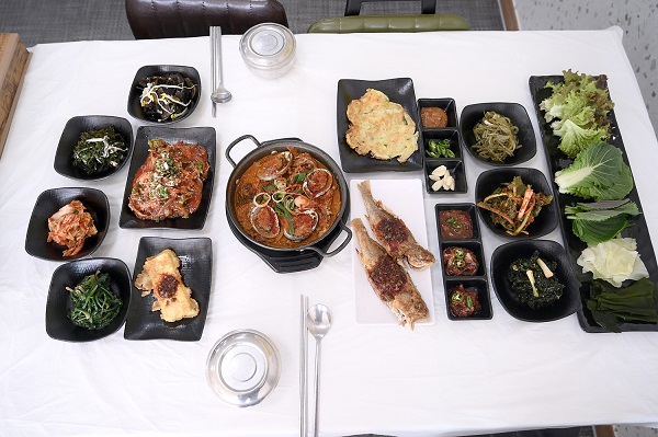 봄철 입맛 돋우는 멸치쌈밥 인기… 사천 ‘란이식당’