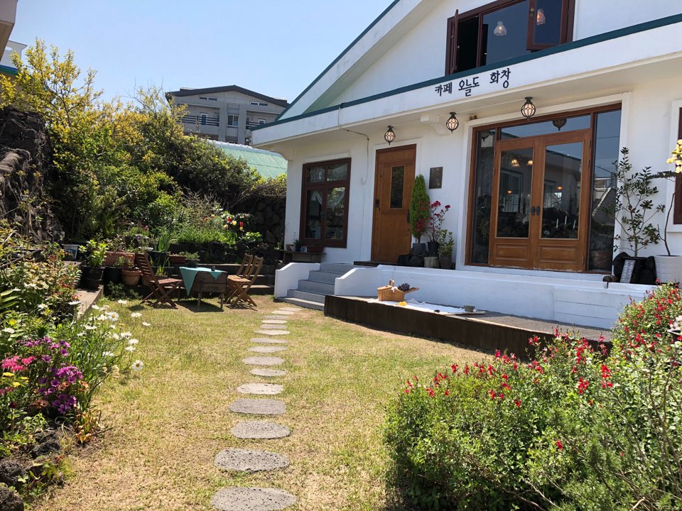 제주 월정리 ‘오늘도 화창’ 양옥집 개조한 북유럽풍 엔틱 감성의 디저트 카페