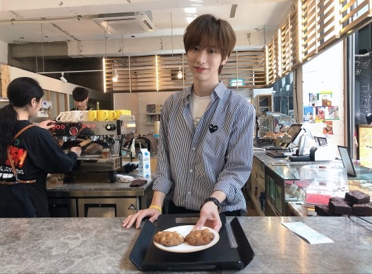 온리원오브, 바리스타로 변신 예고! 에잇디 카페서 팬들과 특별한 만남 가진다