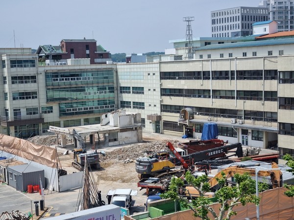 결국 청주시청 본관은 거의다 부서졌다