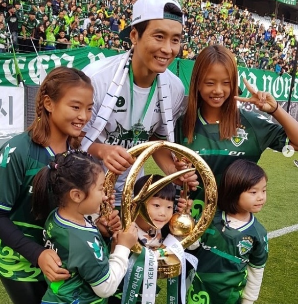 ‘대박이네’ 이동국, 우승 확정 후 가족들과 찍은 사진 화제