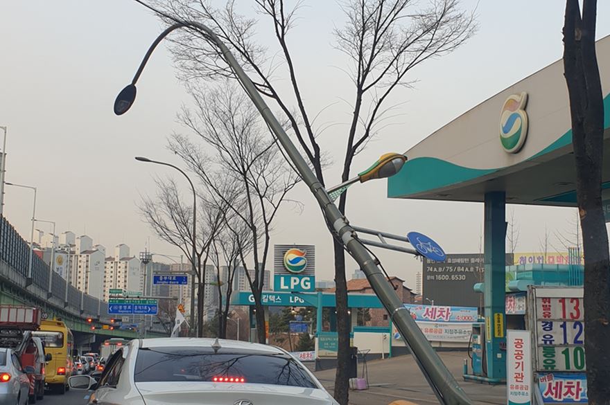 [속보] 용인 영덕동서 버스가 가로등 들이받아... 2차 사고 우려