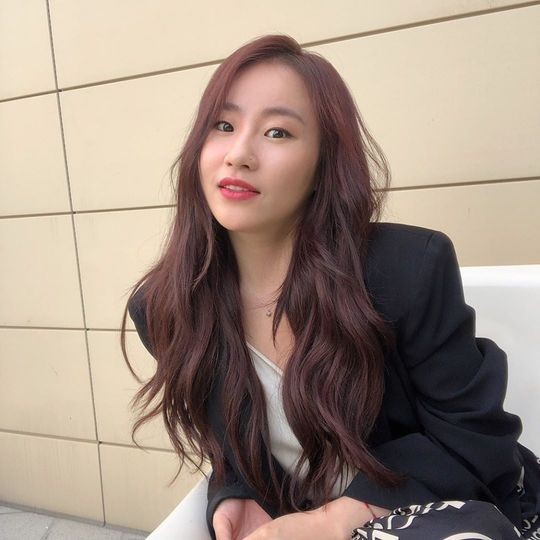 어반자카파 조현아, 재킷에 긴 웨이브 헤어로 성숙미 발산