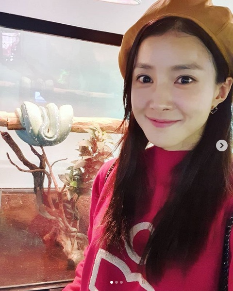이시영 새 모이도 주었음이라는 글과 함께 사진을 게재했다