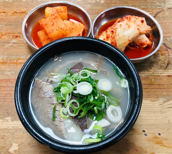 [안병익의 노포기행] 맑은 국물에 120년 역사를 담다, 견지동 이문설렁탕