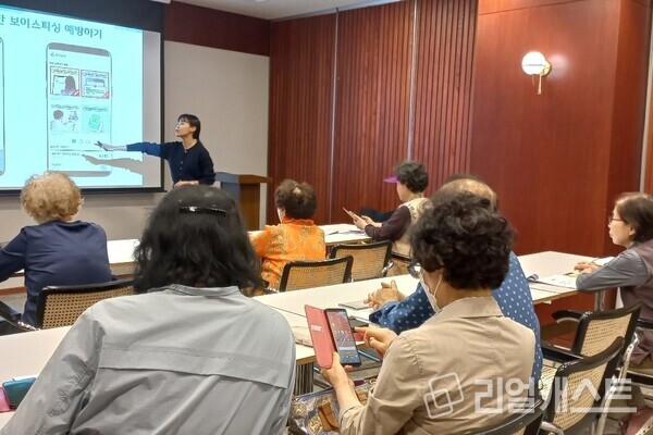 동네 사랑방 역할 톡톡…은행권, 시니어 특화점포 살펴보니