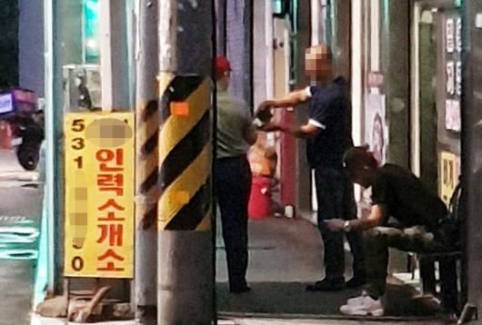 (현장르포) - 근로자 대기소 가보니