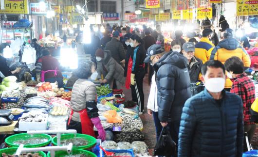 설 붐비는 양동시장