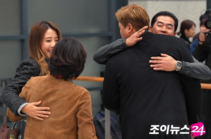 [포토]류현진, 부모님과 포옹