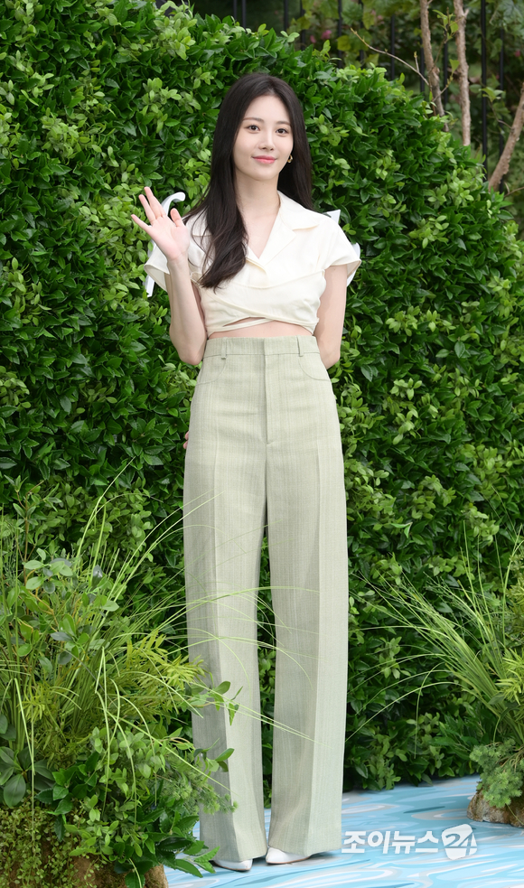 [포토]유라, 하이웨이스트 팬츠로 뽐낸 롱다리