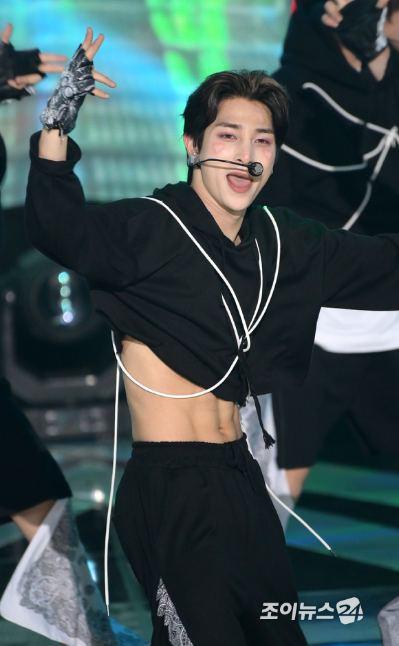 [포토]BAE173 한결 완벽한 복근 공개
