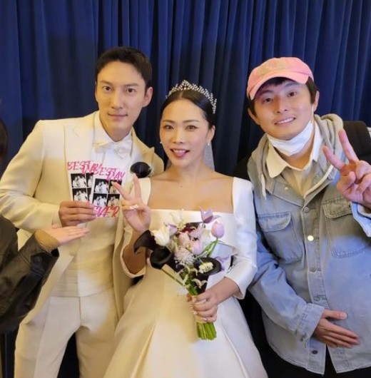기안84, 허니제이 결혼식 참석 인증샷...세상 편한 하객룩 눈길