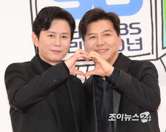 [포토]더블루 김민종X손지창, 라떼 꽃미남들의 하트