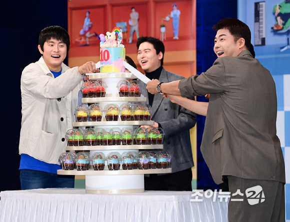 [포토]나혼산 전현무X기안84, 10주년 일등공신들의 케이크 커팅식