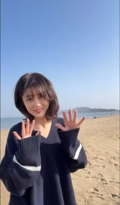 장나라 맞아? 헤어 스타일 바꾸고 더 어려진 미모...몰라볼 뻔