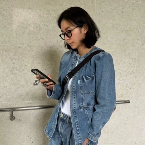 유이, 일상룩 보니...뿔테안경에 청청 패션