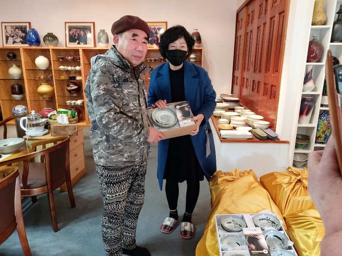 고성군 ‘향림도예원’, 다문화 가정에 식기세트 전달