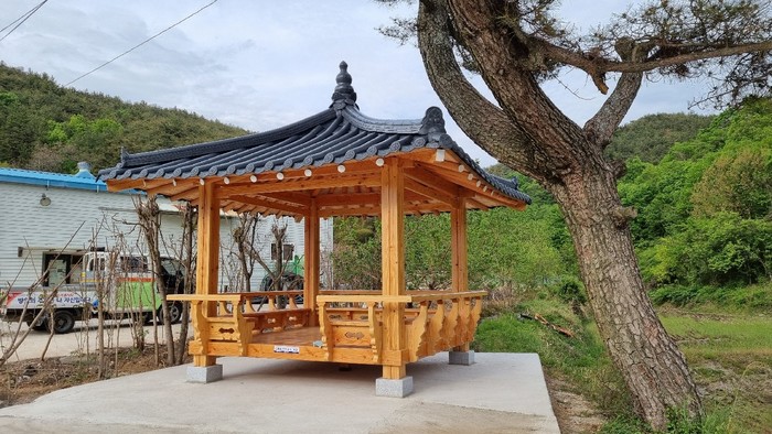 진주 내동면 양옥마을 애양골 정자목 쉼터 설치 마쳐
