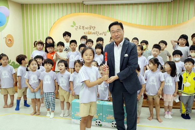 근로복지공단 진해어린이집, 창원시 진해구에 나눔행사 수익금 기탁