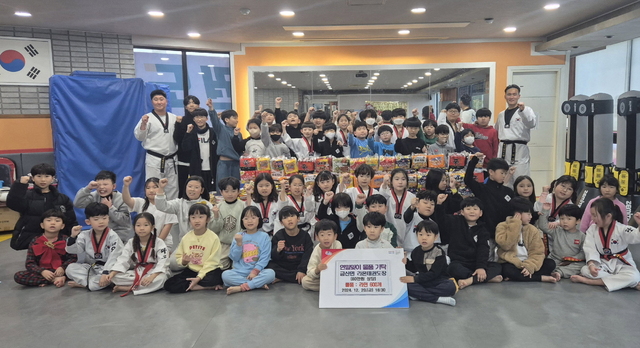 진주시 라온태권도장, 금산면사무소에 사랑의 라면 기탁