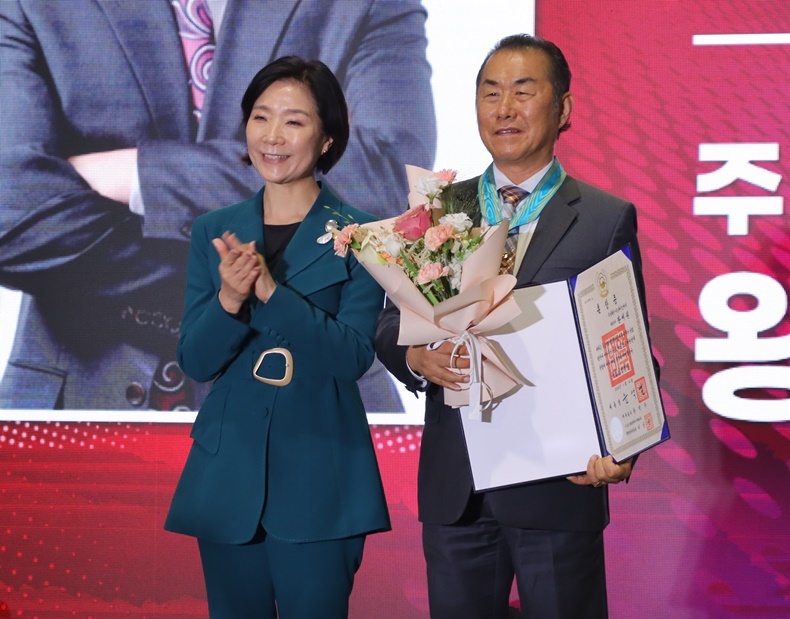 IBS임플란트 왕제원 대표 동탑산업훈장 수상