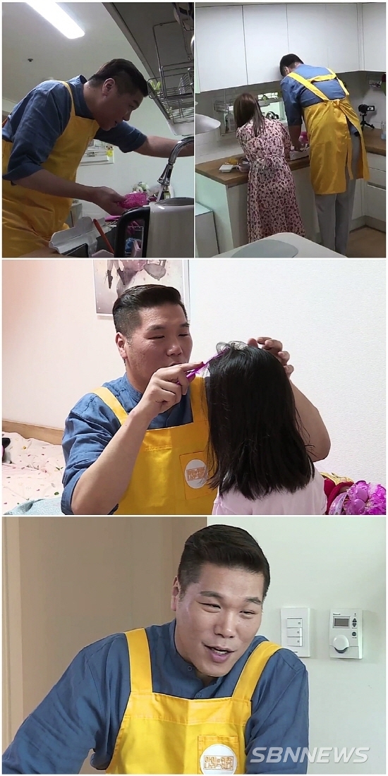 ‘아이를위한나라는있다’ 아이가 씻는 것을 봐주고 옷을...