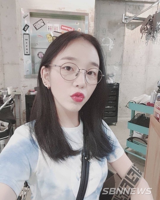 ‘백아연’ 사진에는 머리를 검은색으로 염색한 백아연이 있다