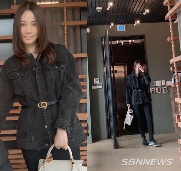 ‘손태영’ 머리 염색을 마치고 미용실에서 사진을 찍고 있다
