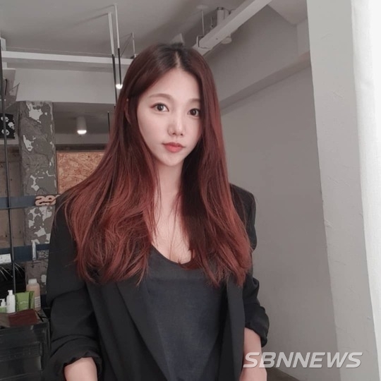‘이채영’ 헤어를 늘어뜨린 채 카메라를 바라보고 있다