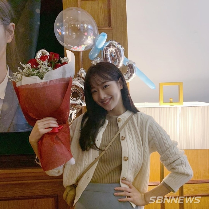 ‘어쩌다발견한하루’ 어쩌다마주친하루라는 글과 함께 사진 두 장을 게시했다