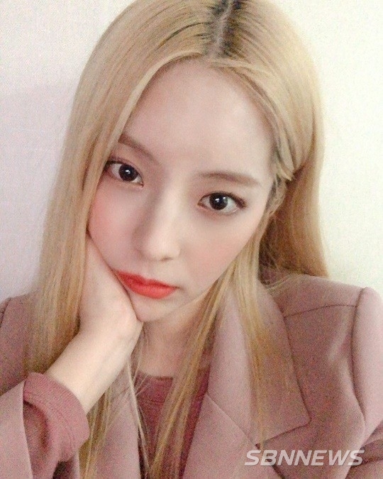 가수 주니엘, 금발 헤어스타일도 찰떡 소화... 나도 아직 어색해융