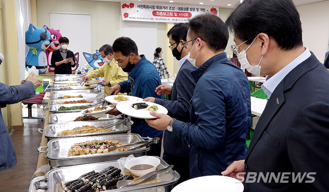 【영상】서천 ‘서해동백포차’ 운영 전 시식회…주꾸미볼·박대치즈가스·통새우떡갈비 등 선보여