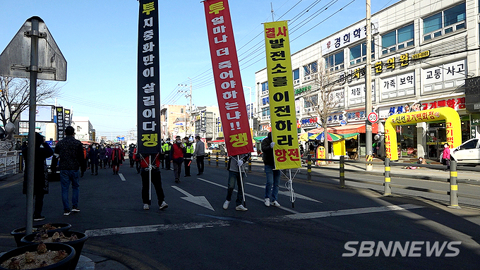 【시사】<영상> 서천군 홍원마을 주민, 23일 피해대책 마련 촉구 시위 행렬 펼쳐
