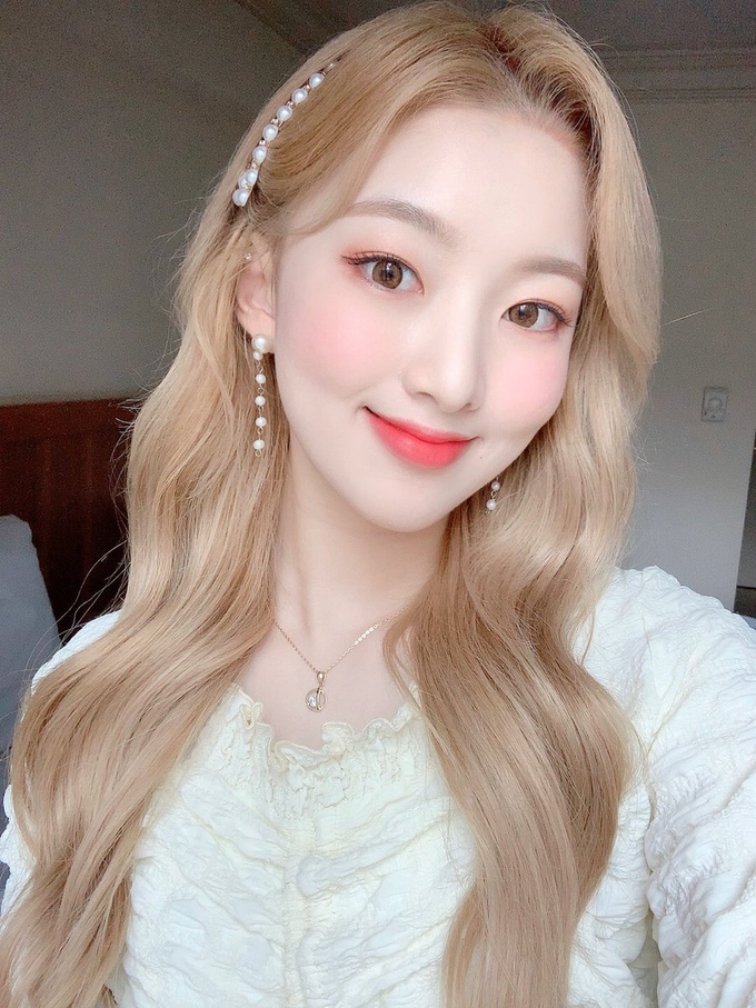 드림노트 유아이, 금발 인형 같은 상큼한 미모…'러블리 비주얼'