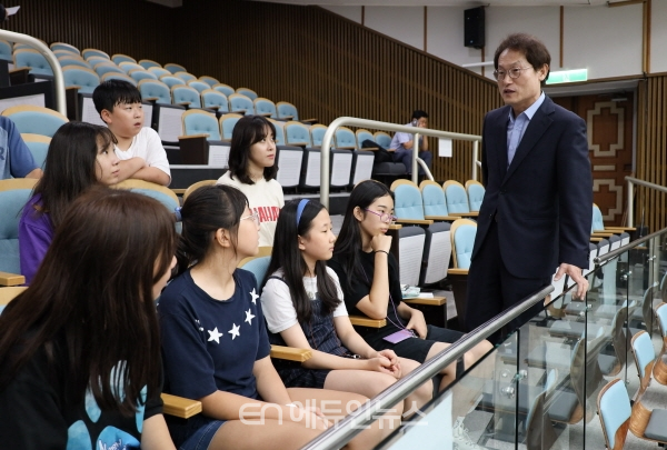 초등학생들에게 의회 역할 설명하는 조희연 교육감