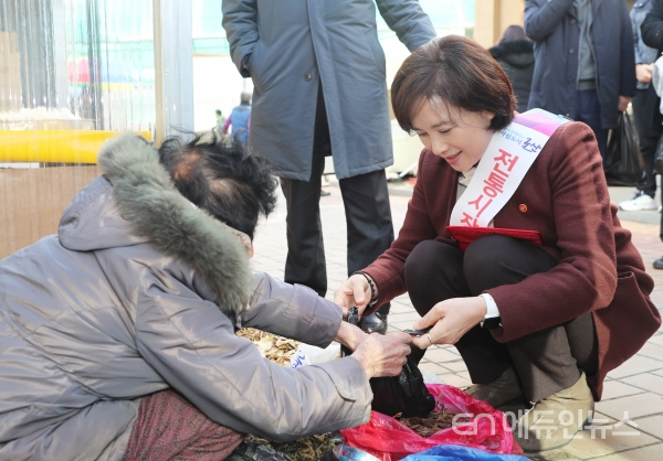 유은혜 부총리, 설 명절 전통시장·복지시설 방문