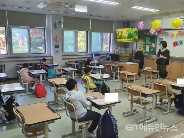 [현장] 우리 반 10명이었나?...주1회 거리 두기 등교 수내초등학교