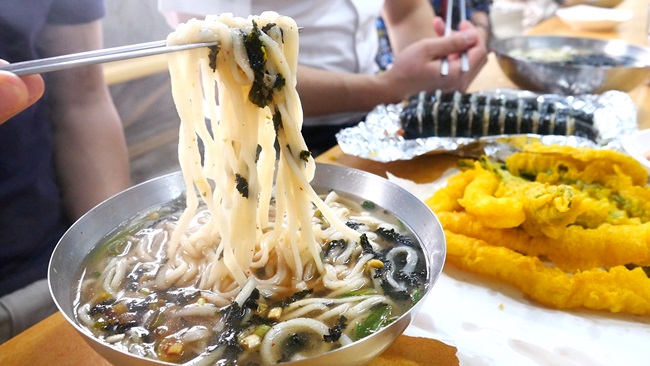 장마철엔 칼국수가 딱! 반송시장 칼국수 골목