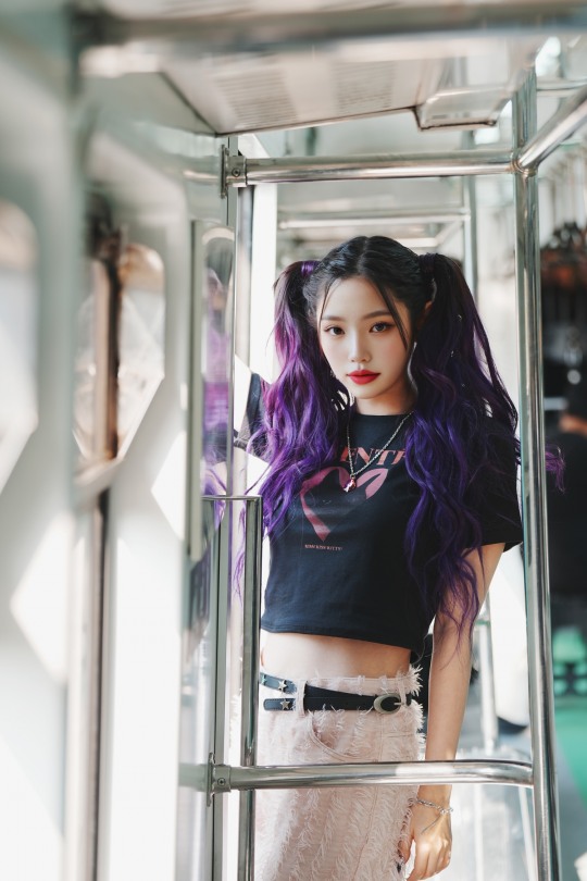iii(아이아이아이), 세 번째 멤버 아라 공개…큐티+우아 매력 물씬