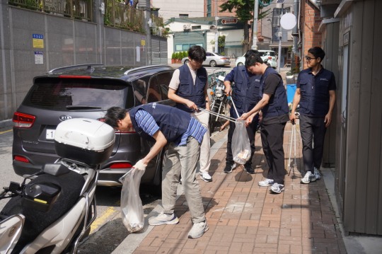 용산구 ESG 실천, 한국부동산원 서울중부지사와 함께 용문시장 E.S.G 쓰줍 봉사활동 성료