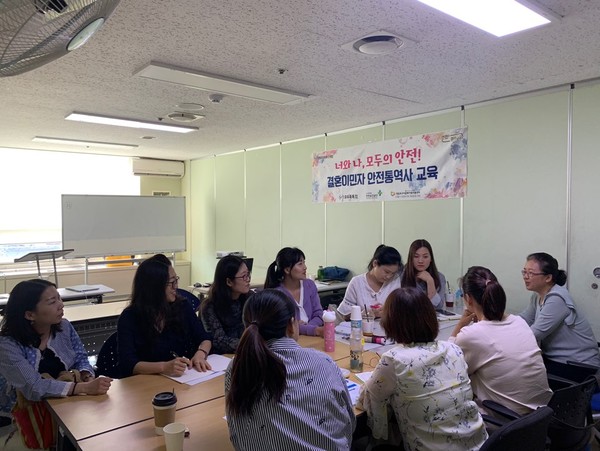 [안전보건공단-안전신문 지상캠페인 12편]다양한 국적의 결혼이민자와 안전통역사가 이끄는 모두톡톡 협동조합