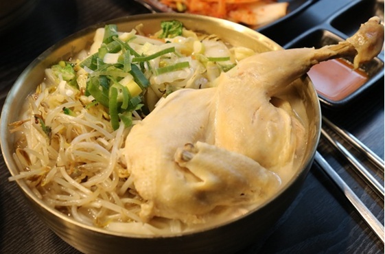 소자본 창업 가능한 파주닭국수, 닭이 통으로 불향나는 칼국수 주목