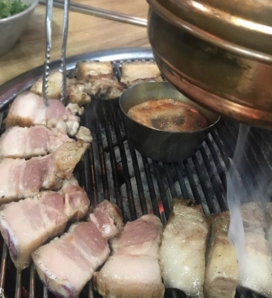 ‘도민상회 공항점’, 참숯에서 구워 더욱 쫄깃한 제주흑돼지고기의 맛