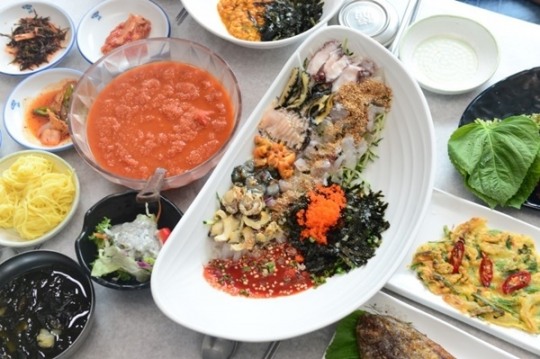 거제도 맛집 ‘웅아횟집’, 불쑥 찾아온 더위에 시원한 물회 한 그릇