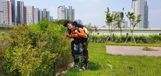 화성 동탄 아르딤복지관, 웨어러블 재활로봇 ‘엑소아틀레트’ 도입 ‘훈훈’