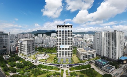 부산, 시청 공무원 1명 첫 확진…동료 10명 자가격리
