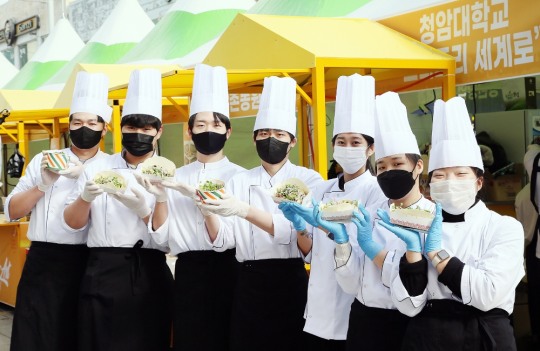 [비욘드포스트 포토] 2021 푸드앤아트페스티벌에 참가한 청암대학교 호텔외식조리과 학생들
