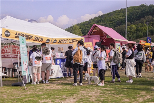 생활맥주 ‘댕댕트레킹’ 수익 일부 유기견 위해 기부