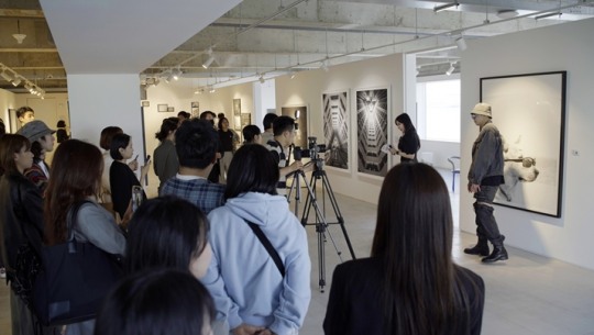 사진작가 유연 개인사진전 하늘지붕 in 부산, 첫 주말 관람객 인산인해